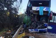 Acidente entre ônibus e caminhão deixa duas mulheres mortas e feridos na BR-267, em MG