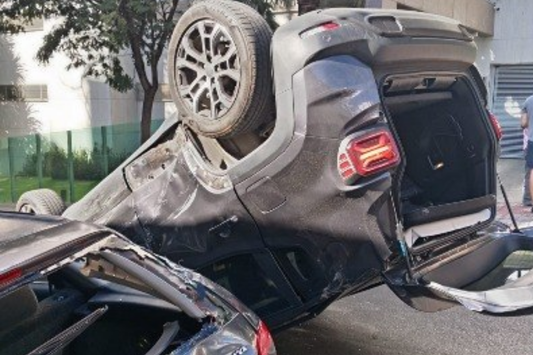 Carro capota após batida no bairro Santo Antônio, em BH