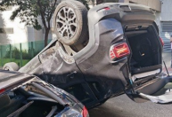 Carro capota após batida no bairro Santo Antônio, em BH