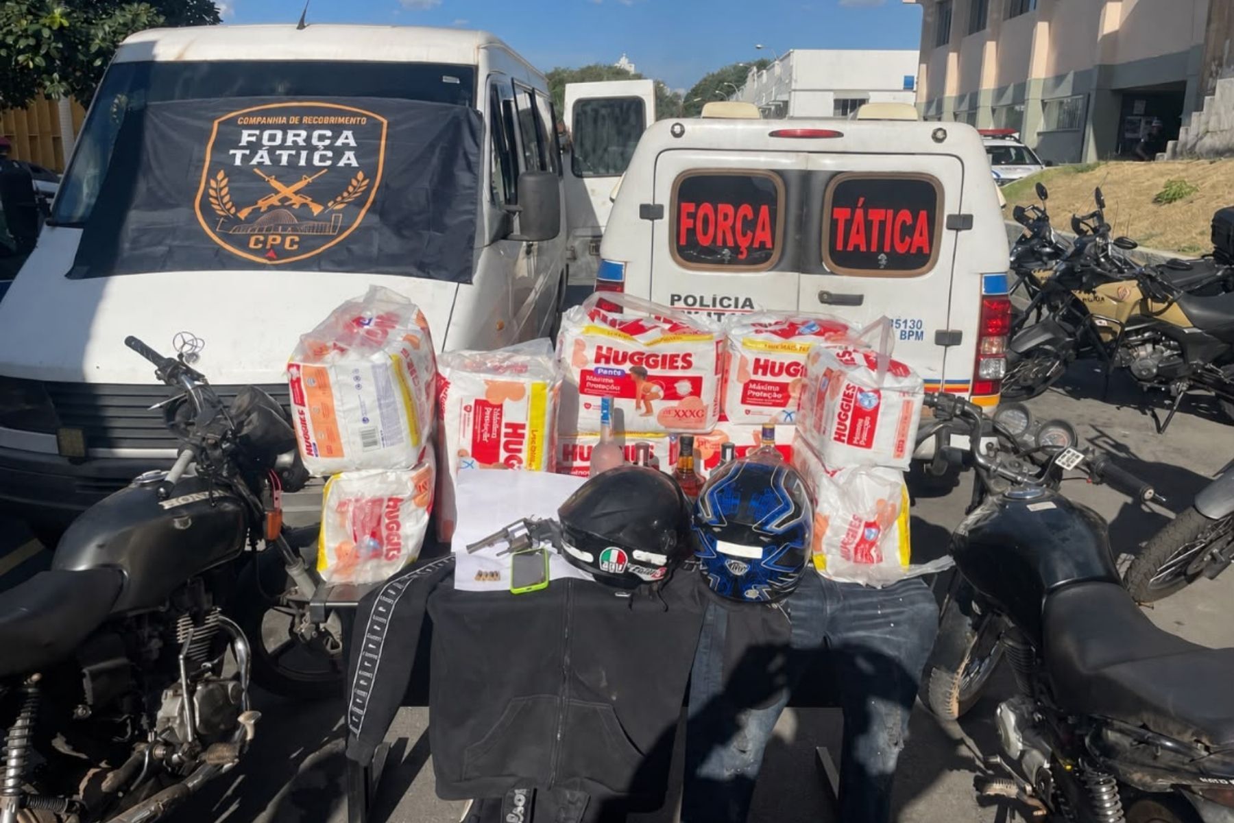 Gangue da marcha à ré é detida após furtar van, motos e levar fraldas de uma farmácia em BH