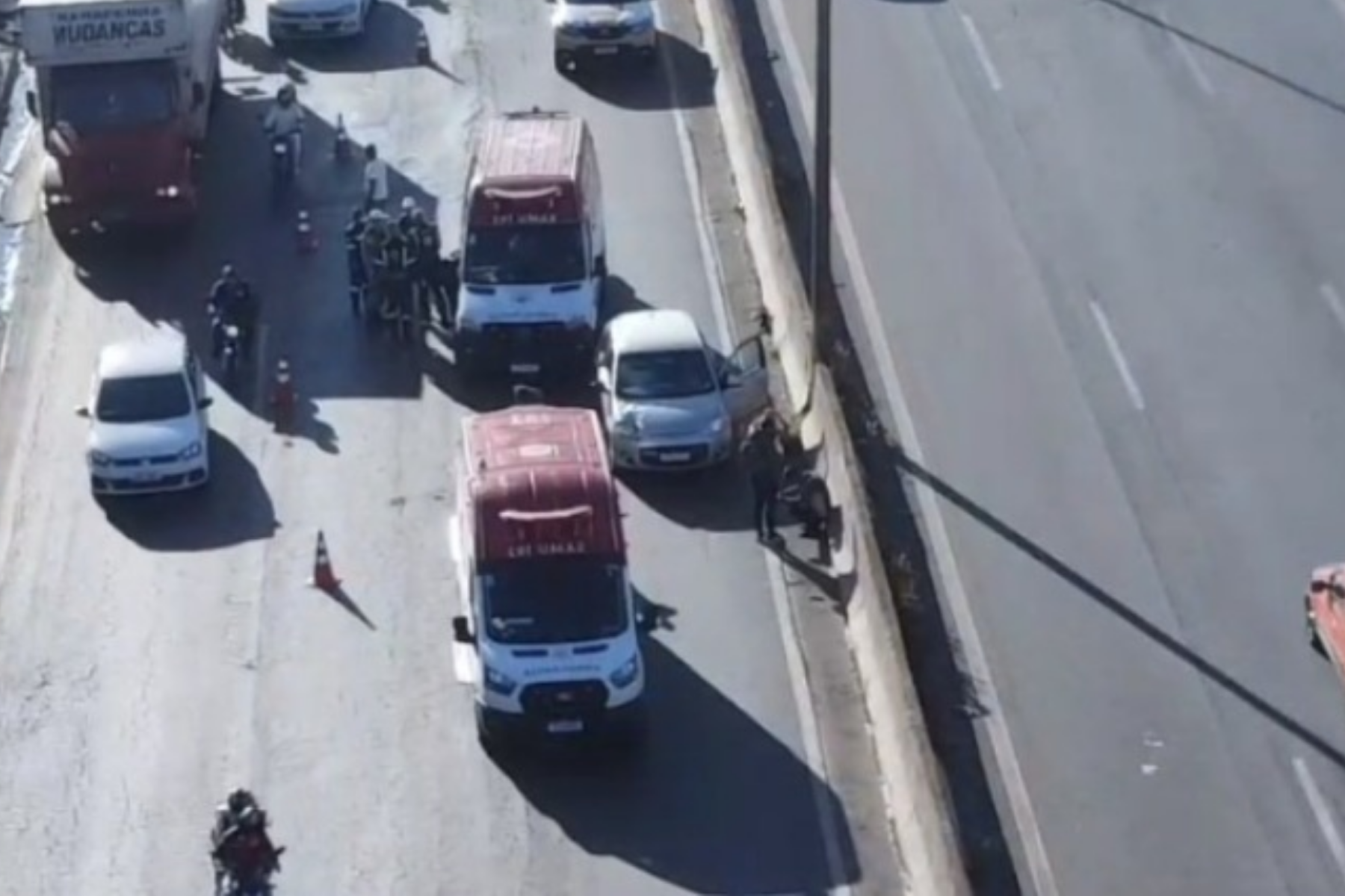 Mulher é atropelada no Anel Rodoviário e acidente causa congestionamento em BH