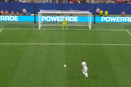 Messi parou no goleiro do Egito na penalidade