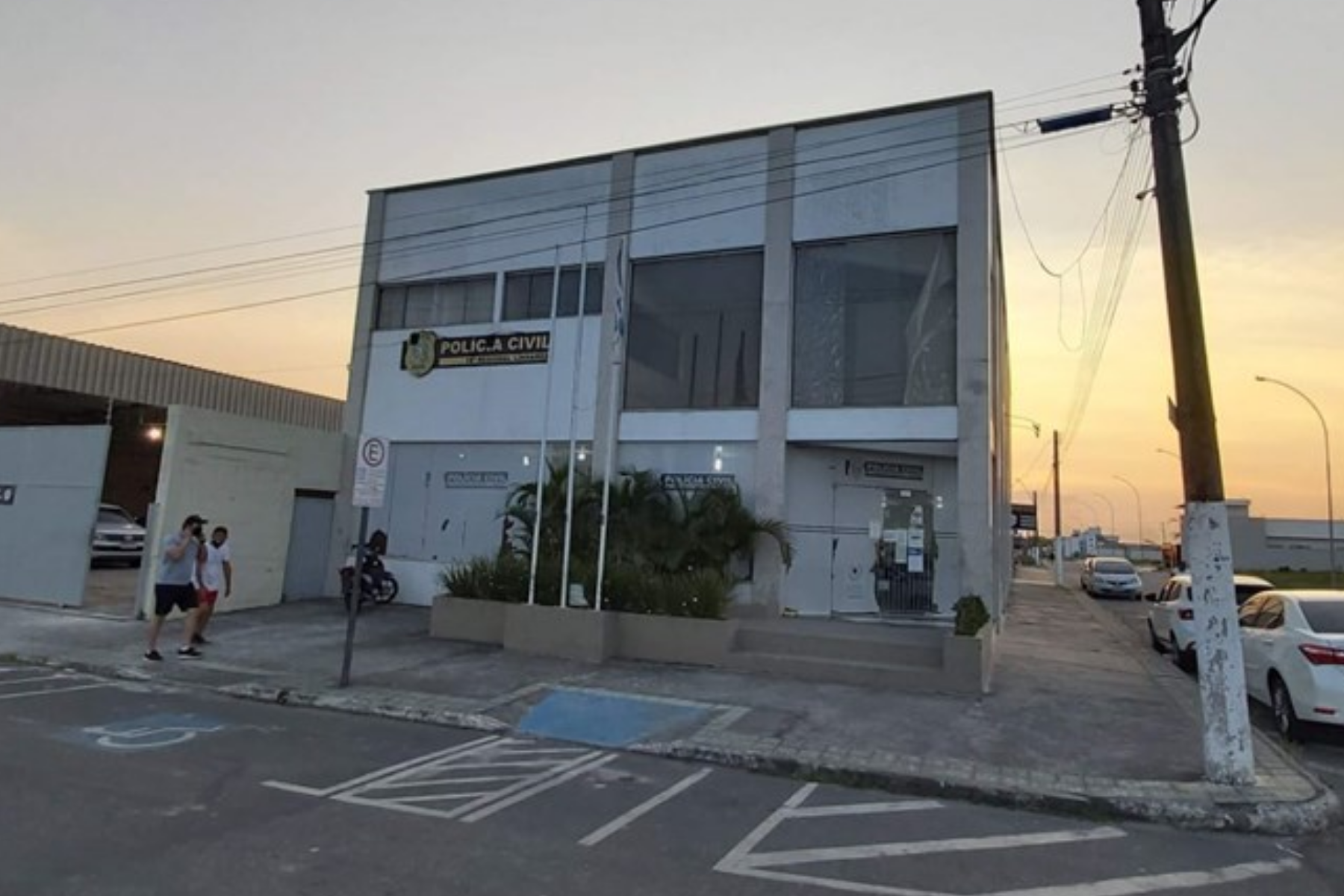 Mãe e ex-padrasto são presos suspeitos de estuprar e agredir adolescentes no ES