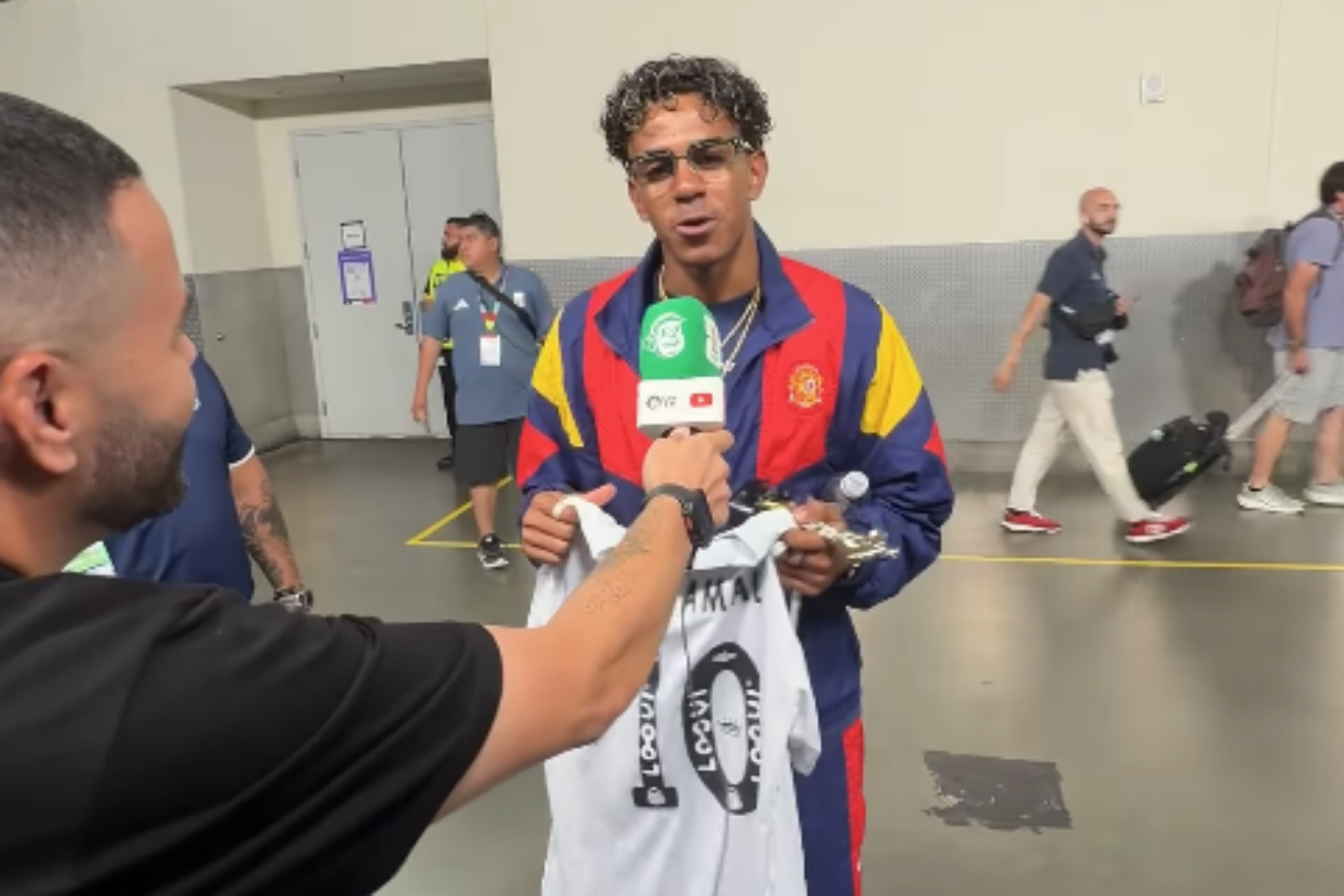 Yamal ganha camisa do Santos com autógrafo de Neymar e manda recado sobre a Copa