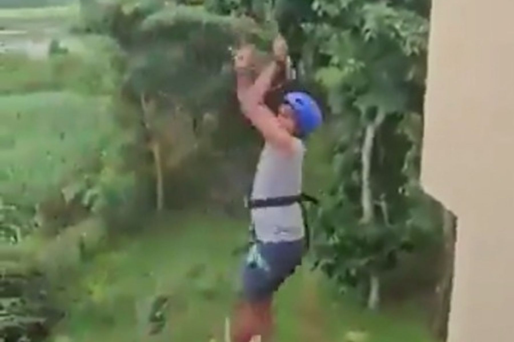 Vídeo: turista despenca de quase 12 metros após trava de tirolesa se romper na Índia