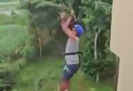 Vídeo: turista despenca de quase 12 metros após trava de tirolesa se romper na Índia
