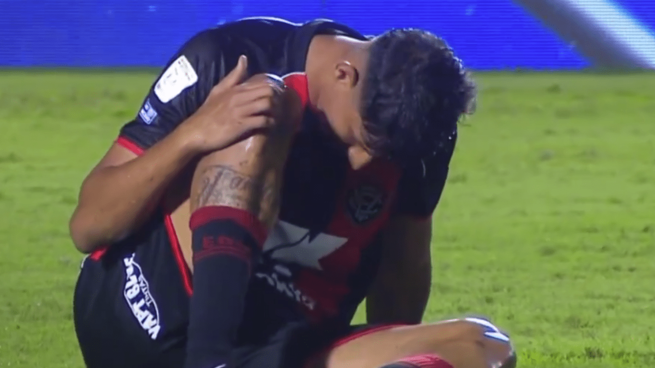 Titular do Vitória é substituído no primeiro tempo com dores no joelho e preocupa