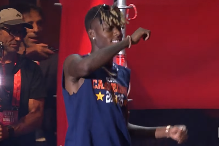 Nico Williams fazendo o "passinho do Jamal" ao entrar com funk na festa da Espanha