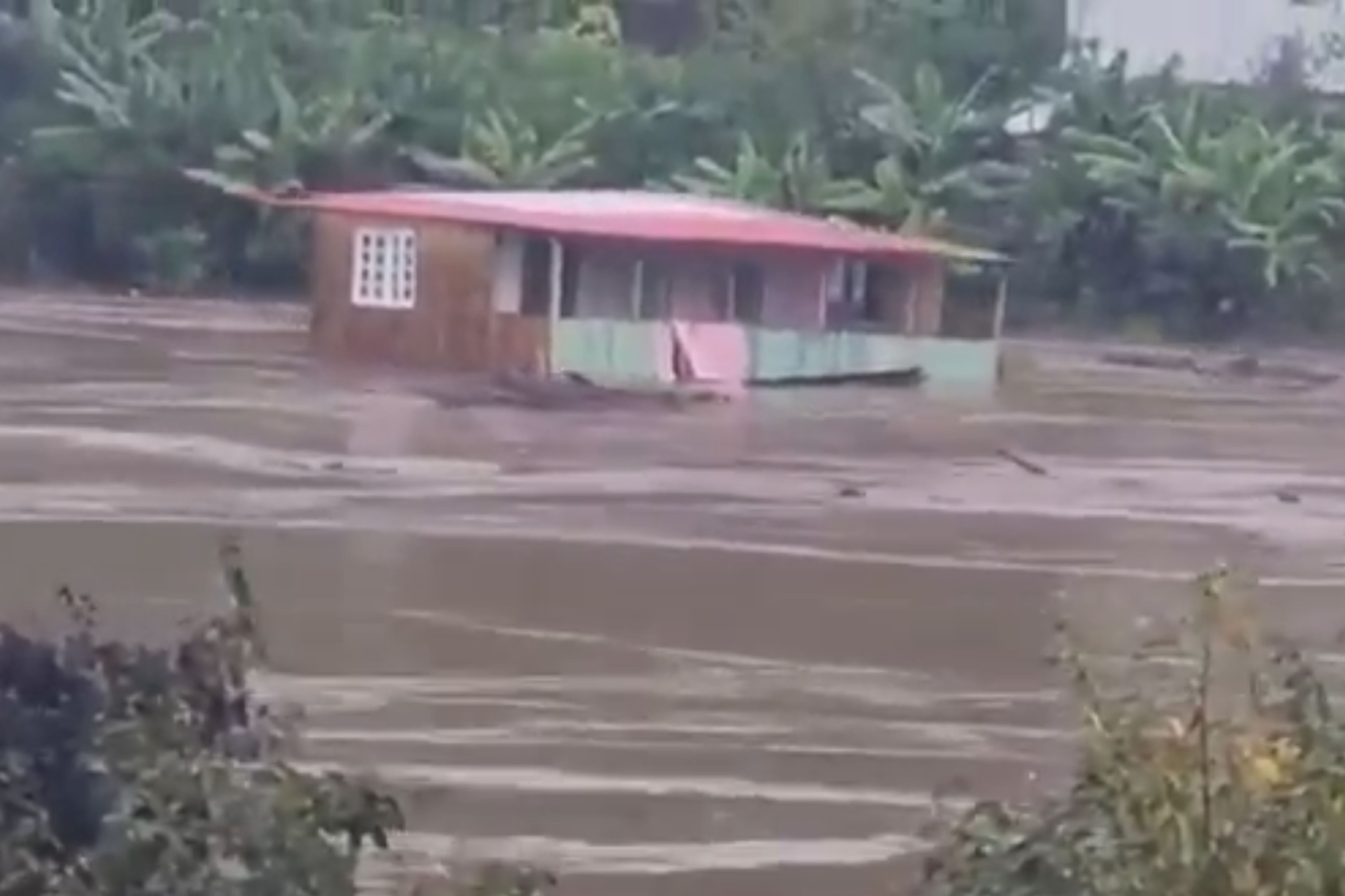 Casa é arrastada por correnteza durante enchente após fortes chuvas no RS; veja vídeo