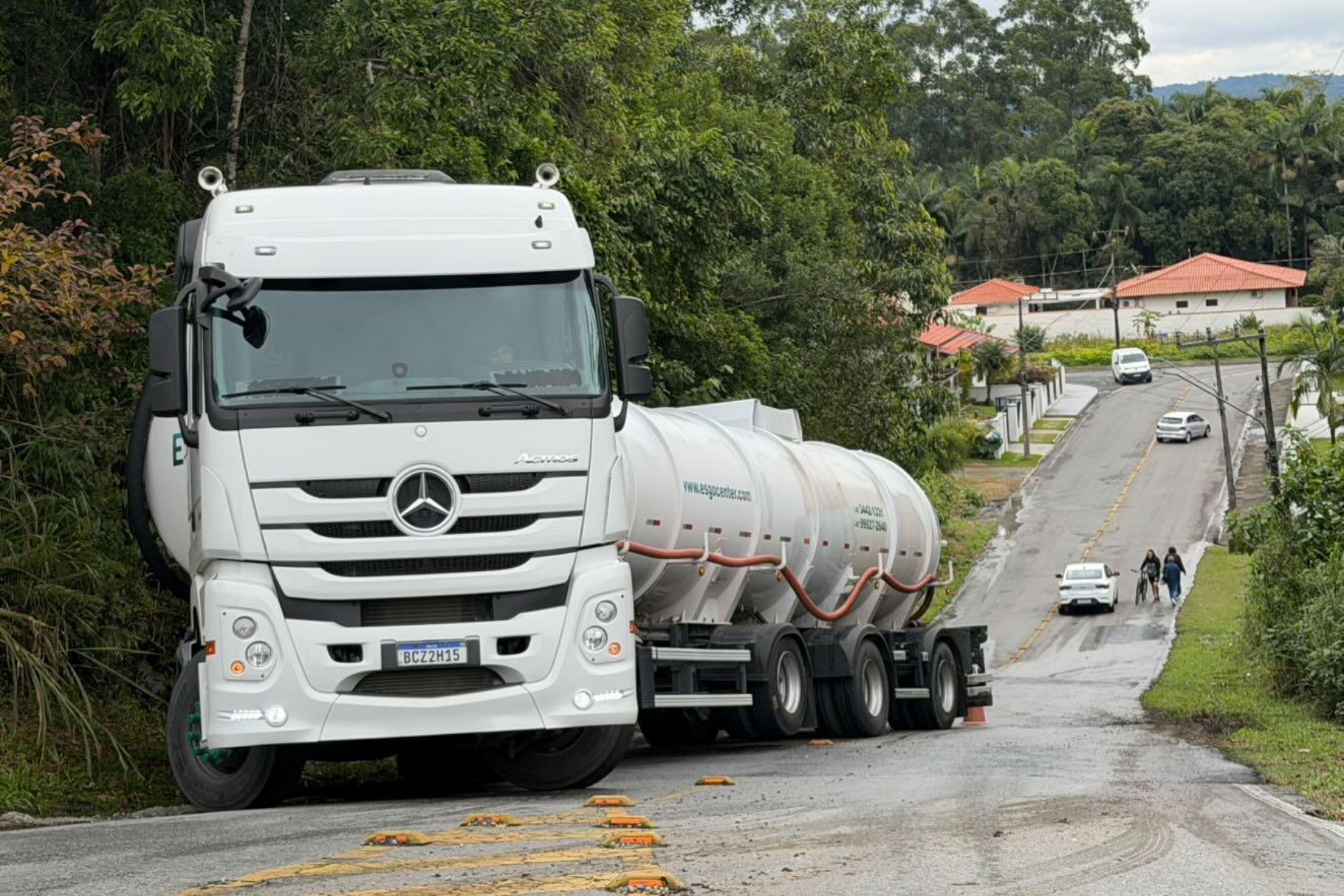 Caminhão de dejetos trava em subida íngreme e ‘cachoeira de fezes’ se forma em rua; veja vídeo