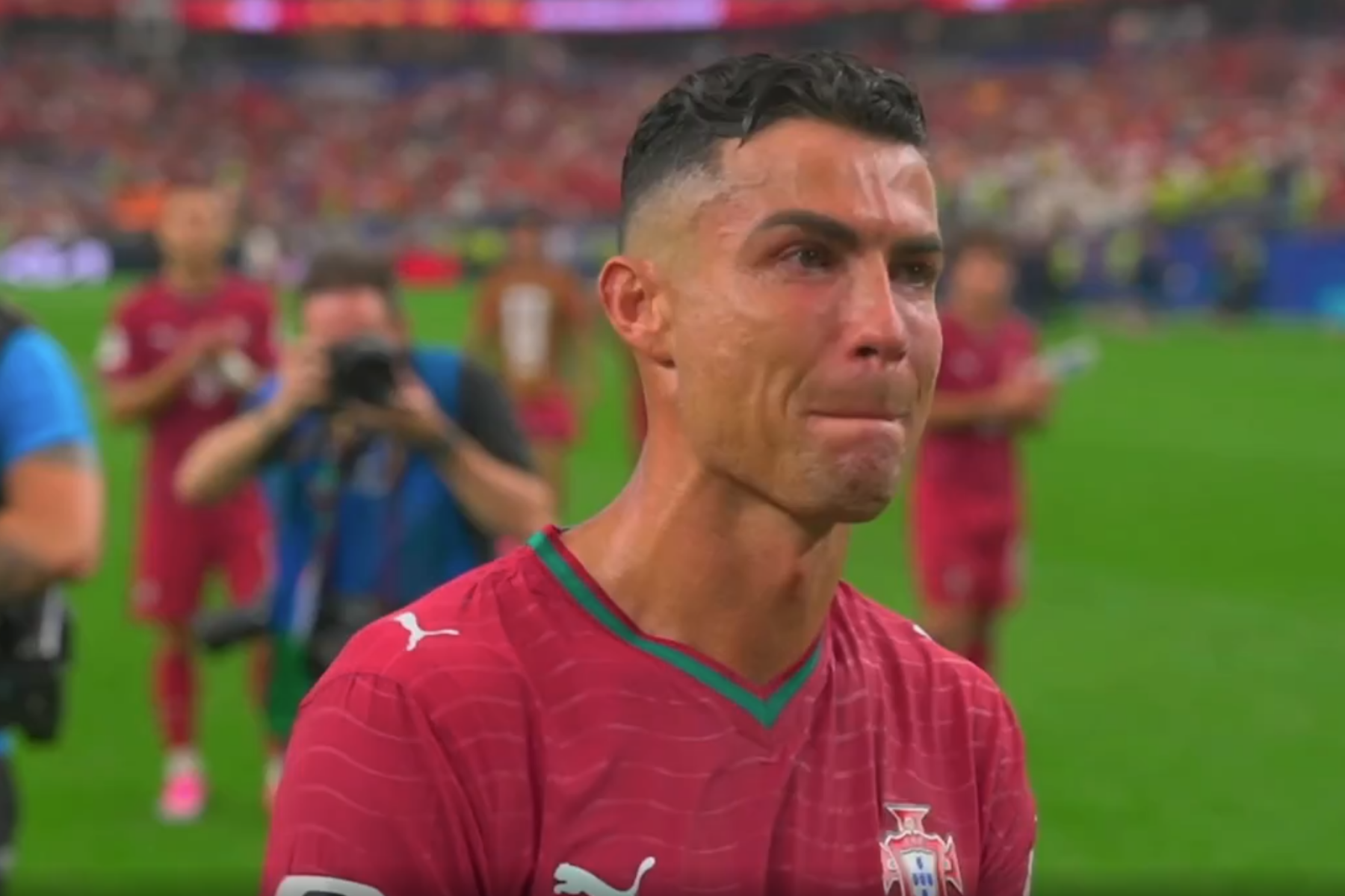 Cristiano Ronaldo vai às lágrimas e é ovacionado após eliminação na Copa do Mundo
