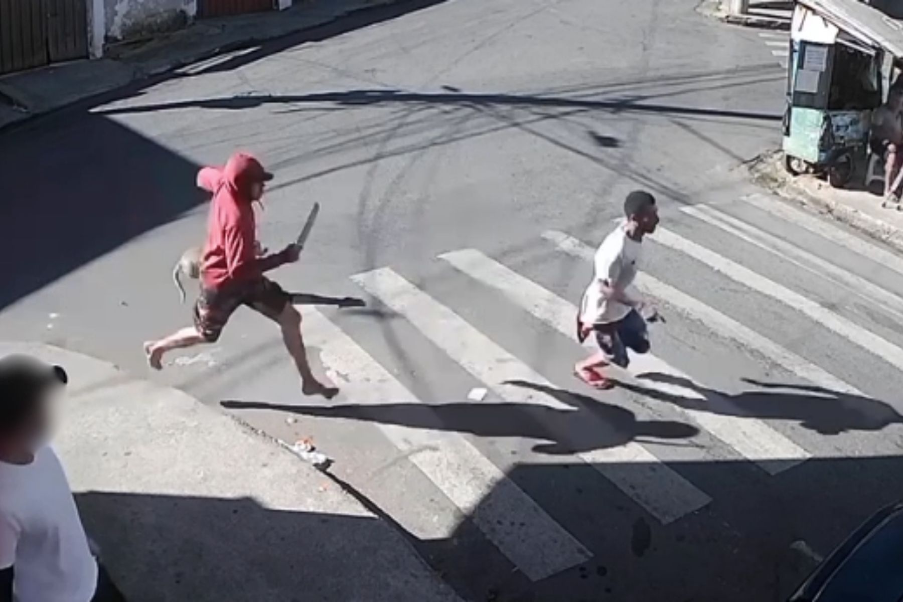 Homem é esfaqueado e perseguido com facão após tentar defender mulher em BH; veja vídeo
