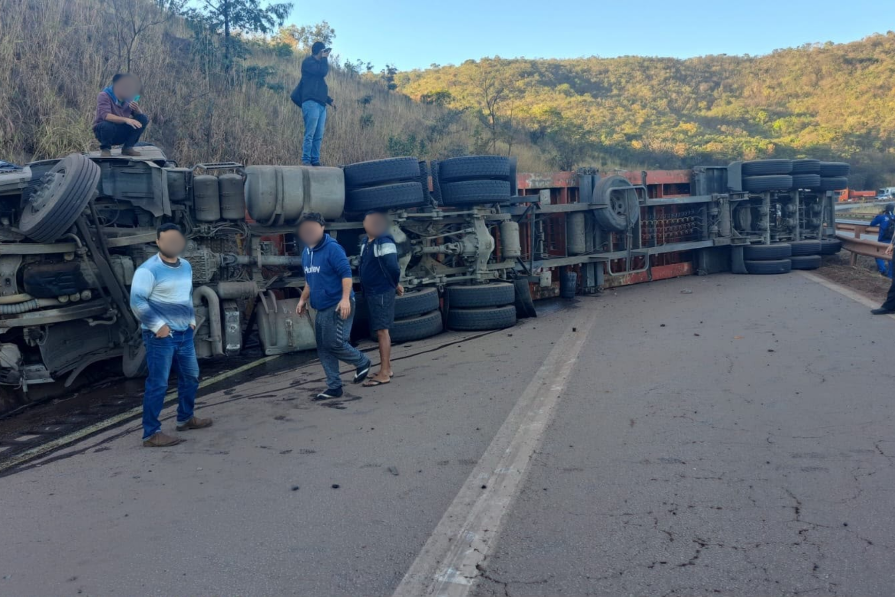 Carreta tomba e interdita a Rodovia Fernão Dias no sentido Belo Horizonte