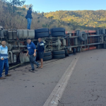 Carreta tomba e interdita a Rodovia Fernão Dias no sentido Belo Horizonte