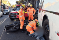 Passageira de motocicleta por aplicativo morre em acidente com ônibus em BH