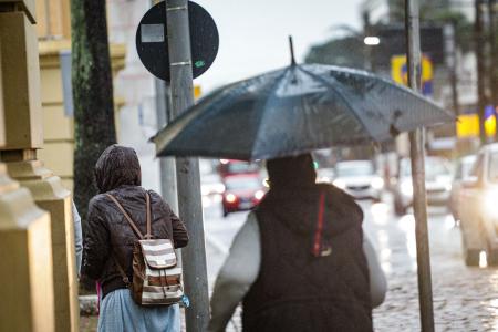 Porto Alegre registra alto volume de chuva e recebe alerta