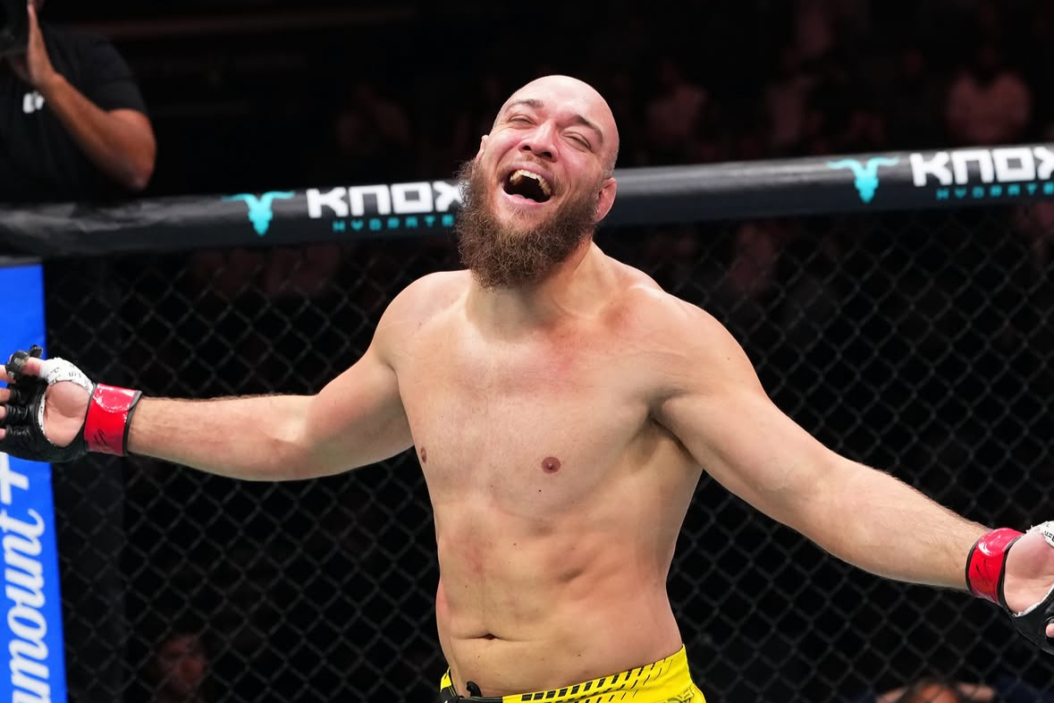 Valter Walker mantém a fama de ‘colecionador de pés’ e vence Petersen no UFC Abu Dhabi