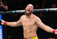 Valter Walker mantém a fama de ‘colecionador de pés’ e vence Petersen no UFC Abu Dhabi