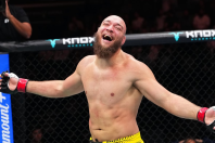 Valter Walker mantém a fama de ‘colecionador de pés’ e vence Petersen no UFC Abu Dhabi