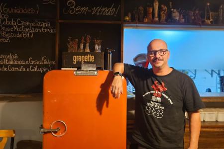 Chef Caetano Sobrinho, dono do Caê Restaurante Bar e do Timbucas, adaptou o cardápio a nova realidade • Célio Ribeiro | Itatiaia