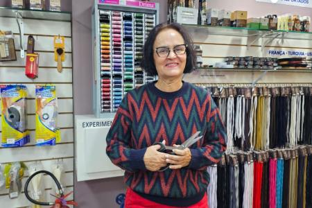 Rosalina Cipriano comanda o Atelier do Reparo no BH Shopping, e afirma que teve um aumento expressivo no volume de clientes buscando reparos no guarda-roupa • Célio Ribeiro | Itatiaia