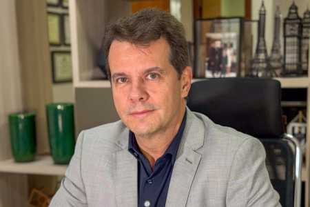 Especialista em gastroenterologia, o doutor Mauro Jácome alerta para os riscos do mercado ilegal • Divulgação