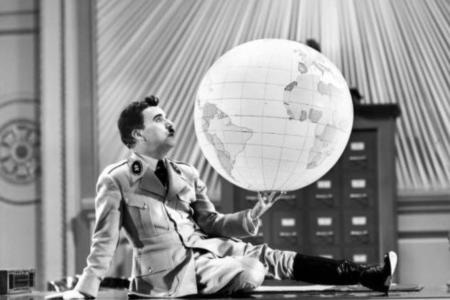 Charles Chaplin em O Grande Ditador (1940)