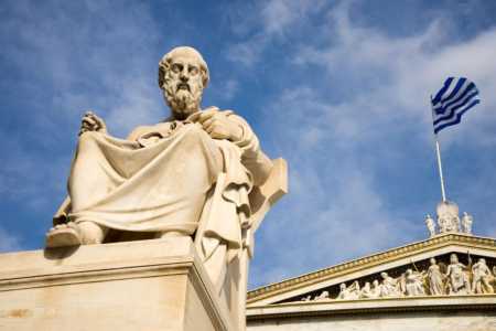 Estátua de mármore do filósofo Platão, na Academia de Atenas, Grécia