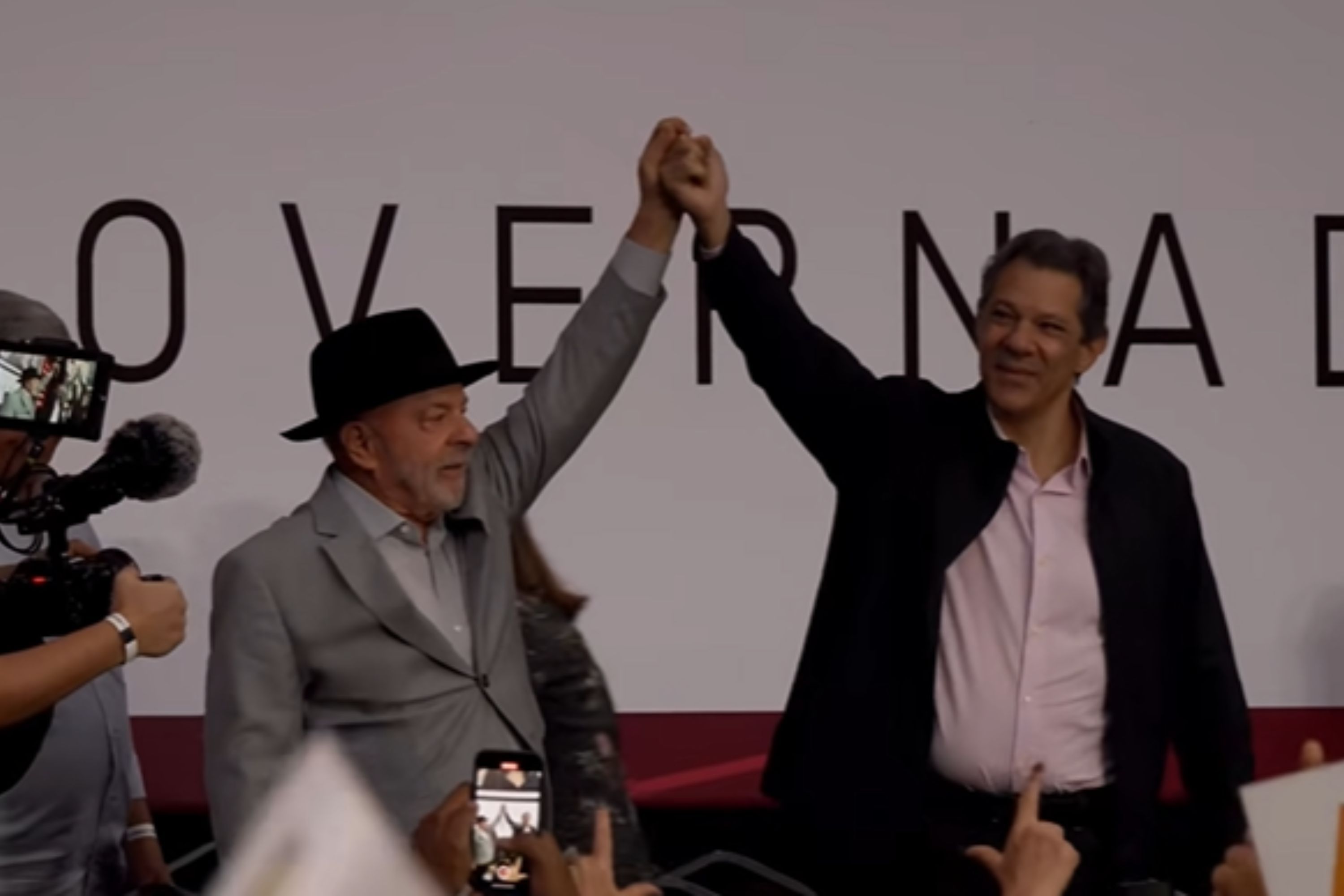Com Lula, PT confirma chapa de Haddad nas eleições em São Paulo
