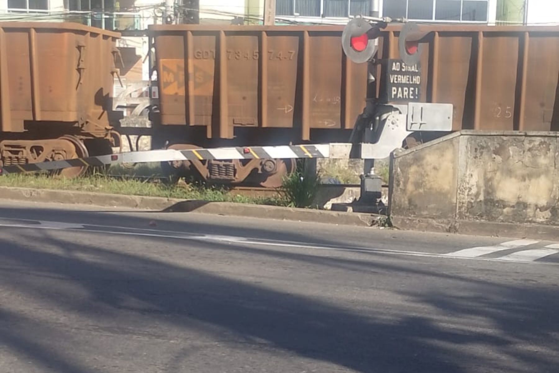 Idoso morre após ser atropelado por trem em Juiz de Fora