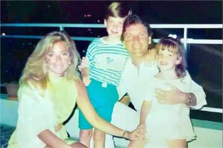 Sacha Chryzman e Roberto Justus junto dos dois filhos nos anos 1980 • Reprodução | Redes Sociais
