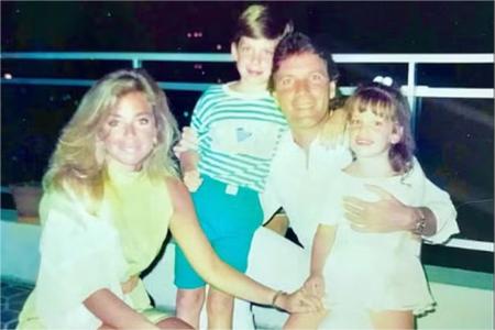 Sacha Chryzman e Roberto Justus junto dos dois filhos nos anos 1980 • Reprodução | Redes Sociais