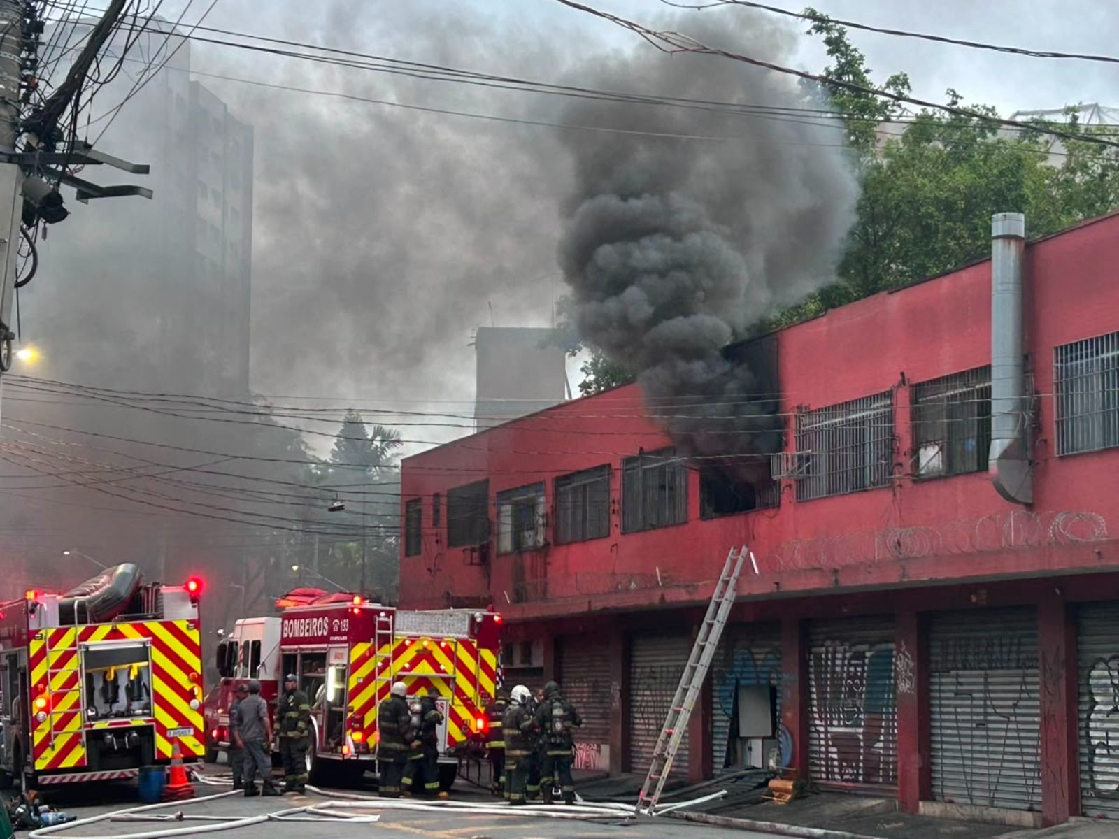 Incêndio atinge galpão em região de comércio popular no centro de SP