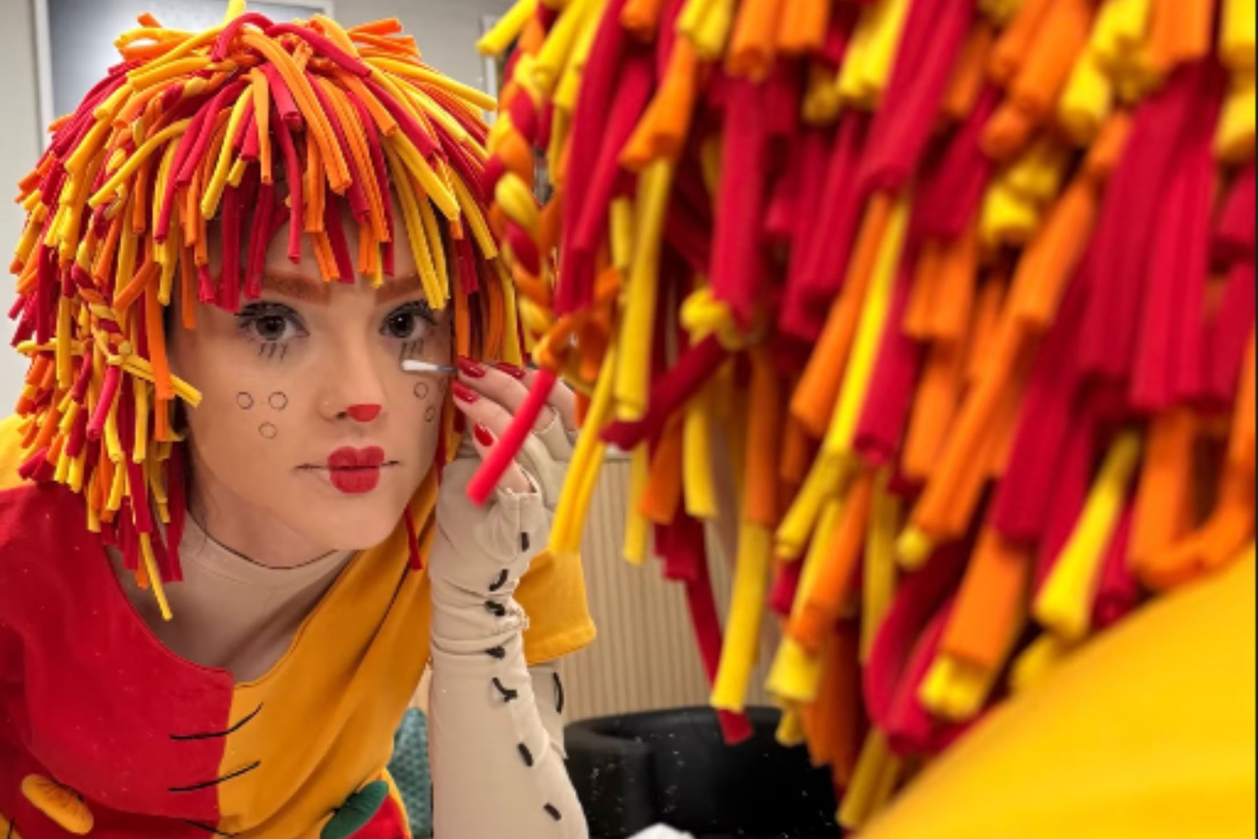Isabelle Drummond revive personagem e se transforma em Emília após 25 anos