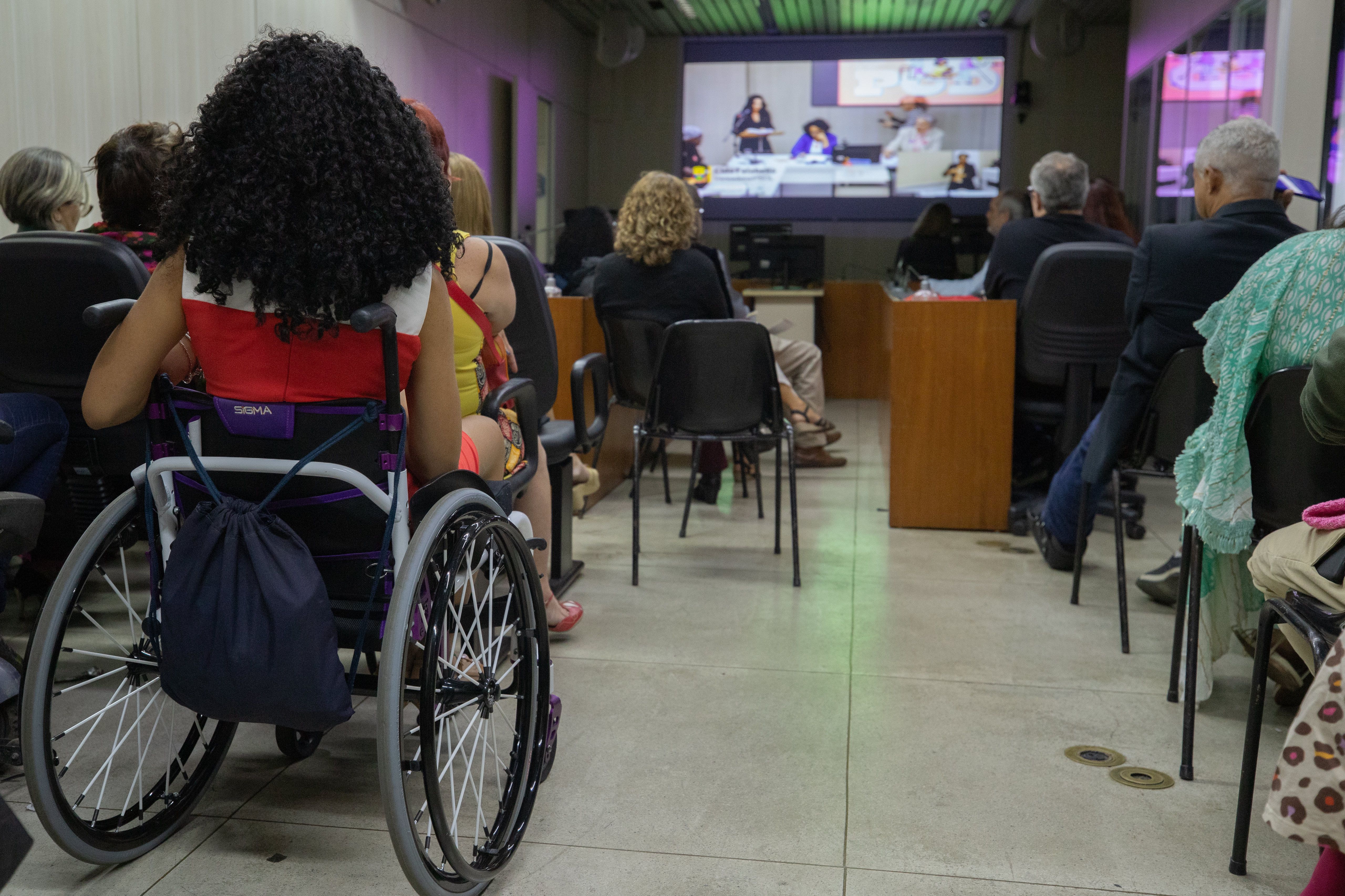 Projeto que cria canal para denúncias de violações contra PcDs avança na Câmara de BH