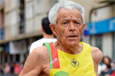 Juan López, maratonista de 82 anos