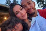 Após rumores de término, Kim Kardashian publica foto com Lewis Hamilton