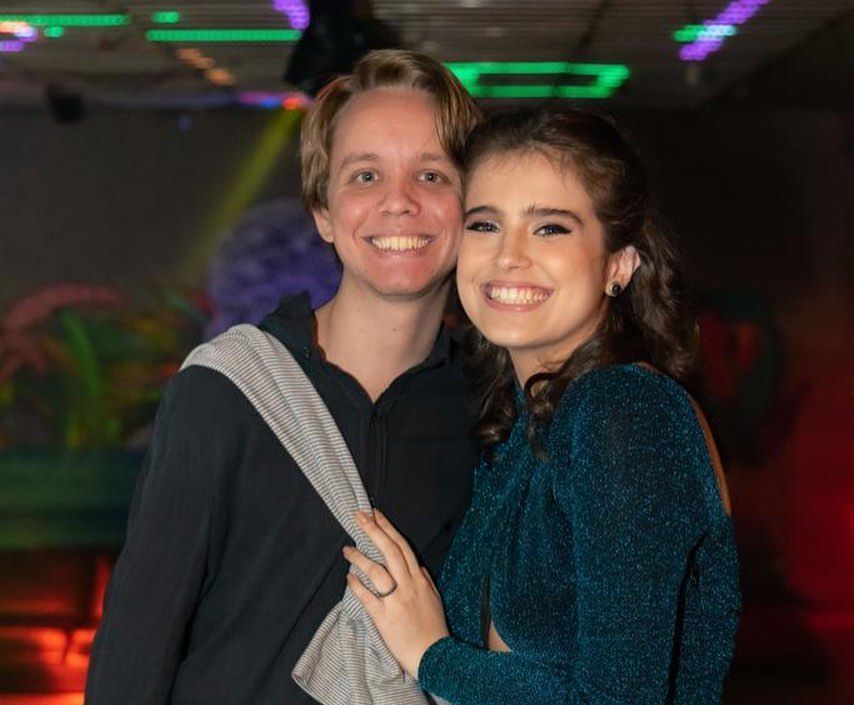 Aos 24 anos, filha de Tadeu Schmidt anuncia noivado: 'Vamos com tudo'