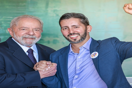 Lula e Leandro Grass; o presidente aprovou pessoalmente a ficha de filiação de Grass ao PT em julho de 2025 e apoia sua candidatura ao Governo do Distrito Federal em 2026• Foto: Ricardo Stuckert