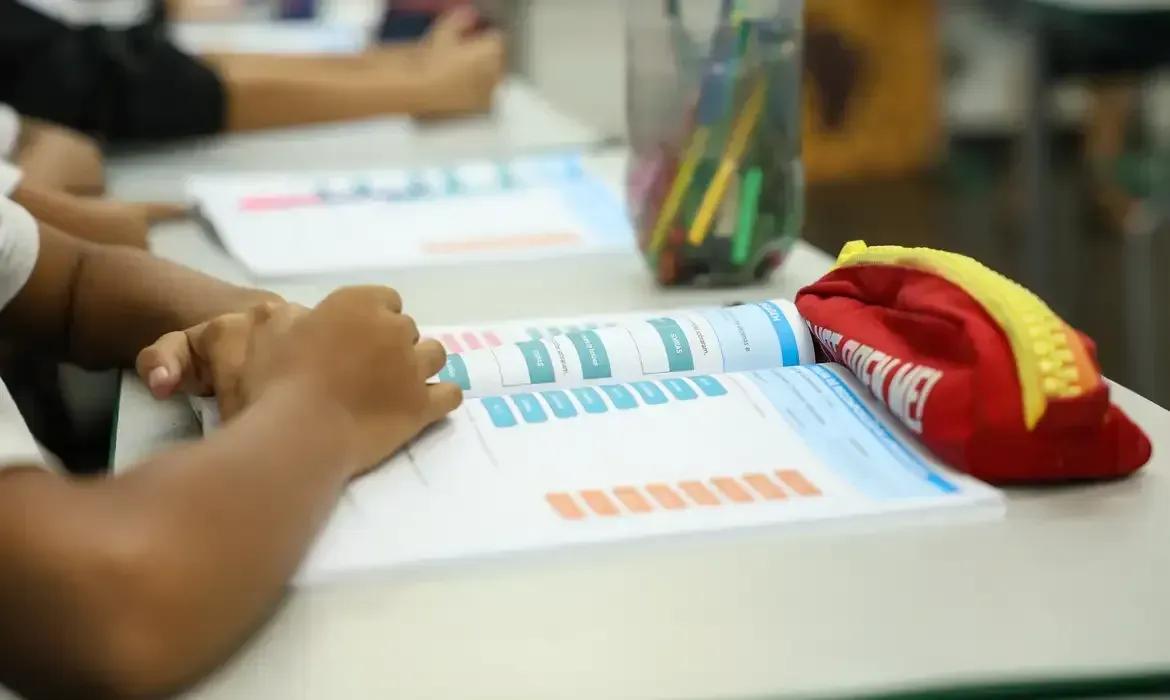 Especialista orienta como ajudar crianças na transição após as férias escolares
