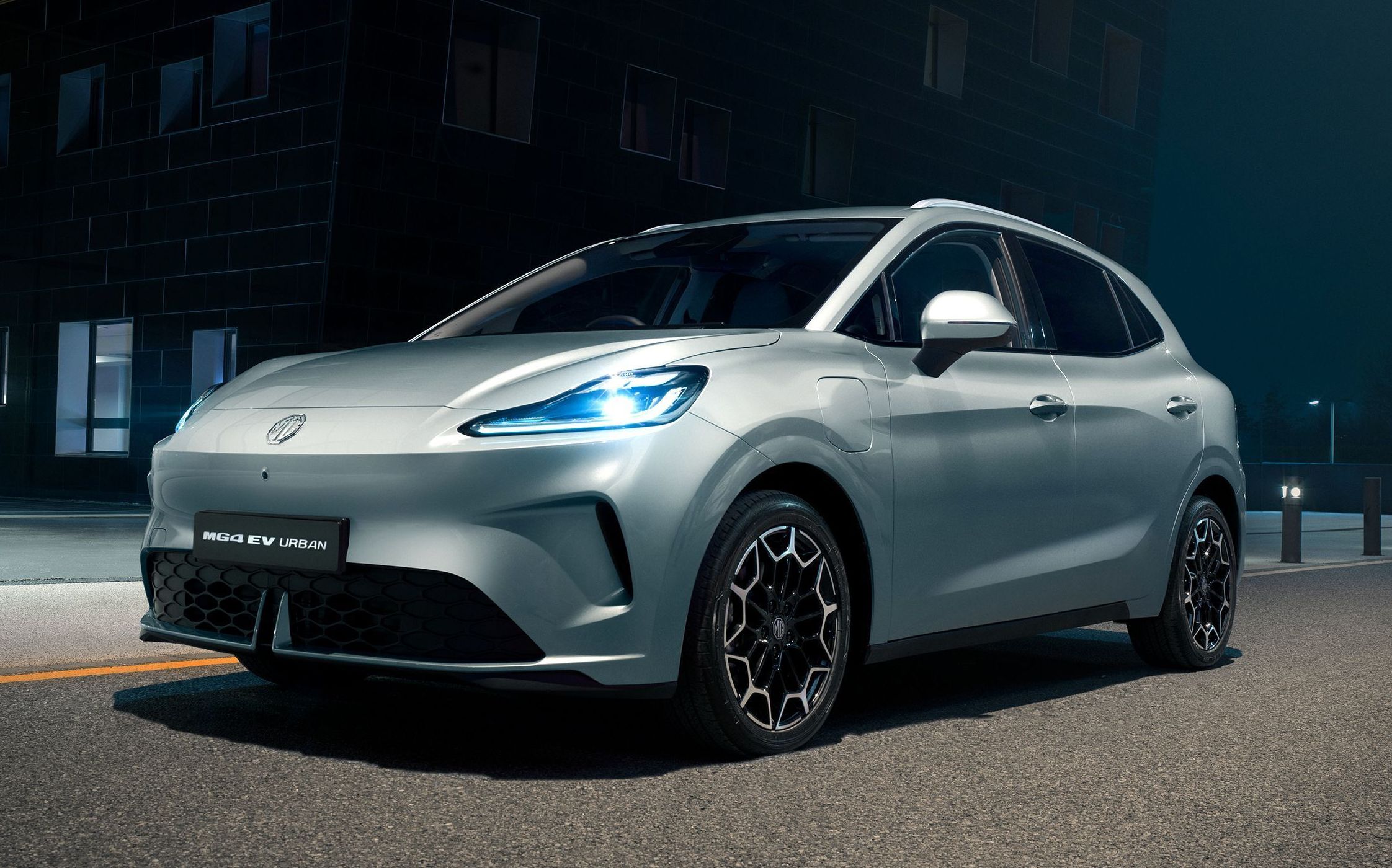 MG4 Urban estreia mais barato e com autonomia superior à do BYD Dolphin