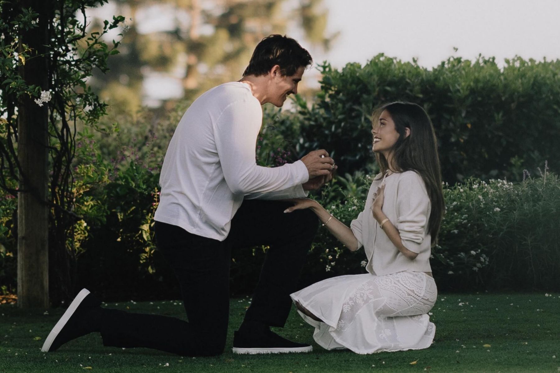 Madison Beer anuncia noivado com astro do futebol americano