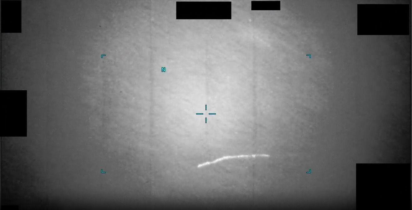 Vídeo: OVNI em formato de minhoca é detectado pelos EUA no Mar da China