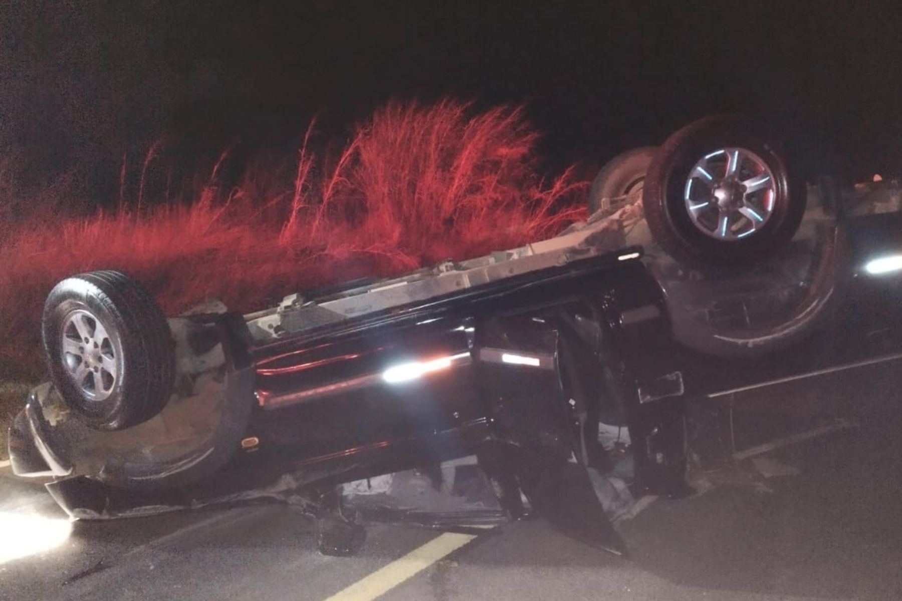 Três pessoas ficam feridas após batida entre carro e caminhonete na BR-267