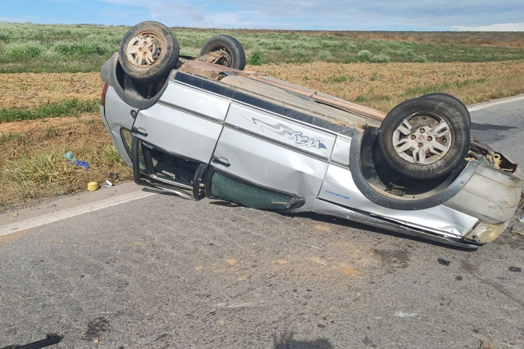 Bebê de um mês morre após carro capotar na BR-265 em São João del-Rei