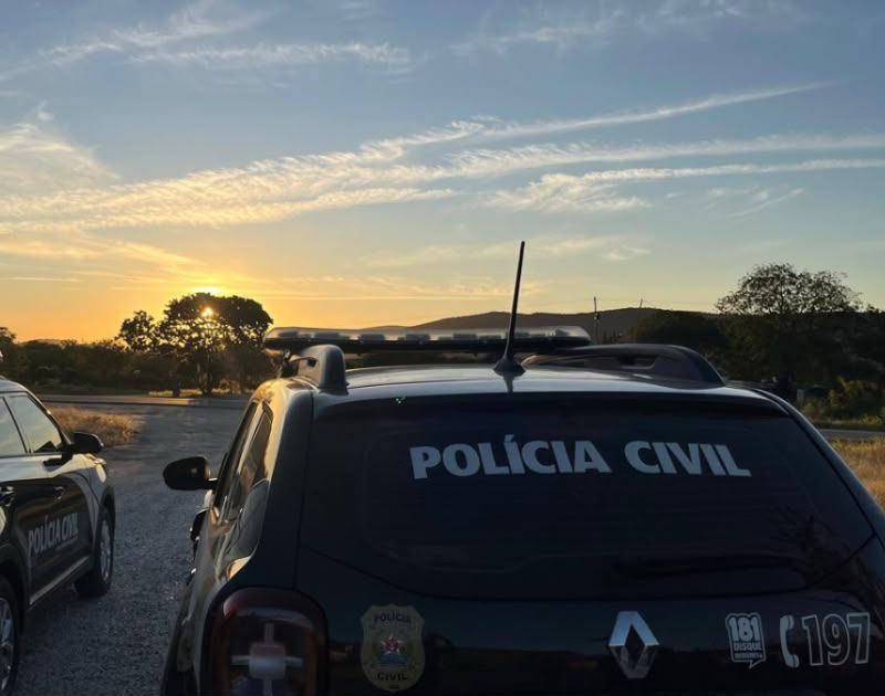 Mulher é presa suspeita de extorsão contra família ameaçada a deixar imóvel em Janaúba