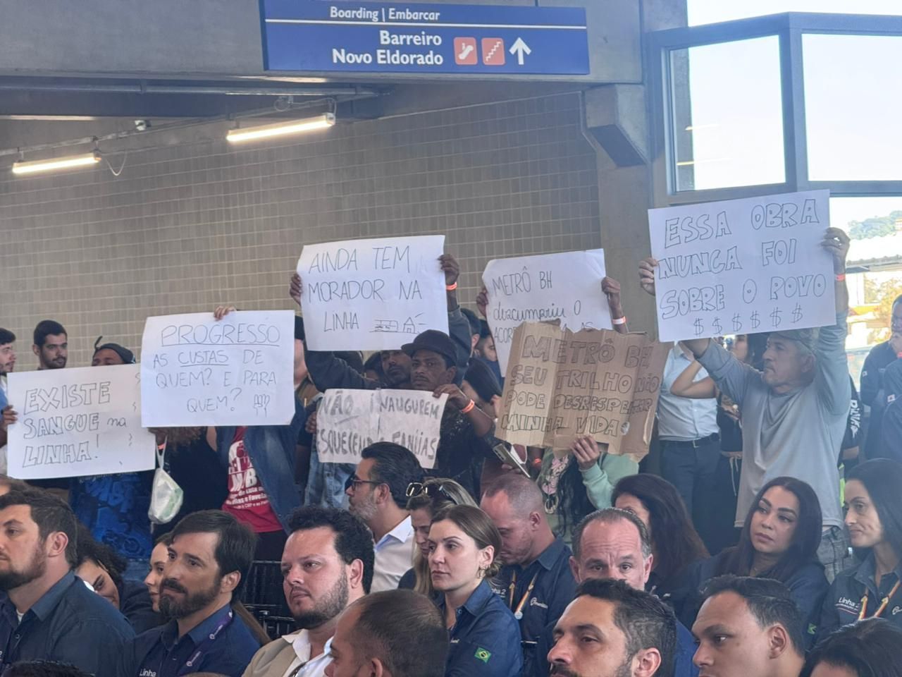Inauguração de novas estações do metrô de BH tem protesto de moradores que cobram indenização