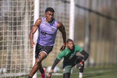 Cassierra, do Atlético, marca duas vezes sobre o Betim, em jogo-treino na Cidade do Galo
