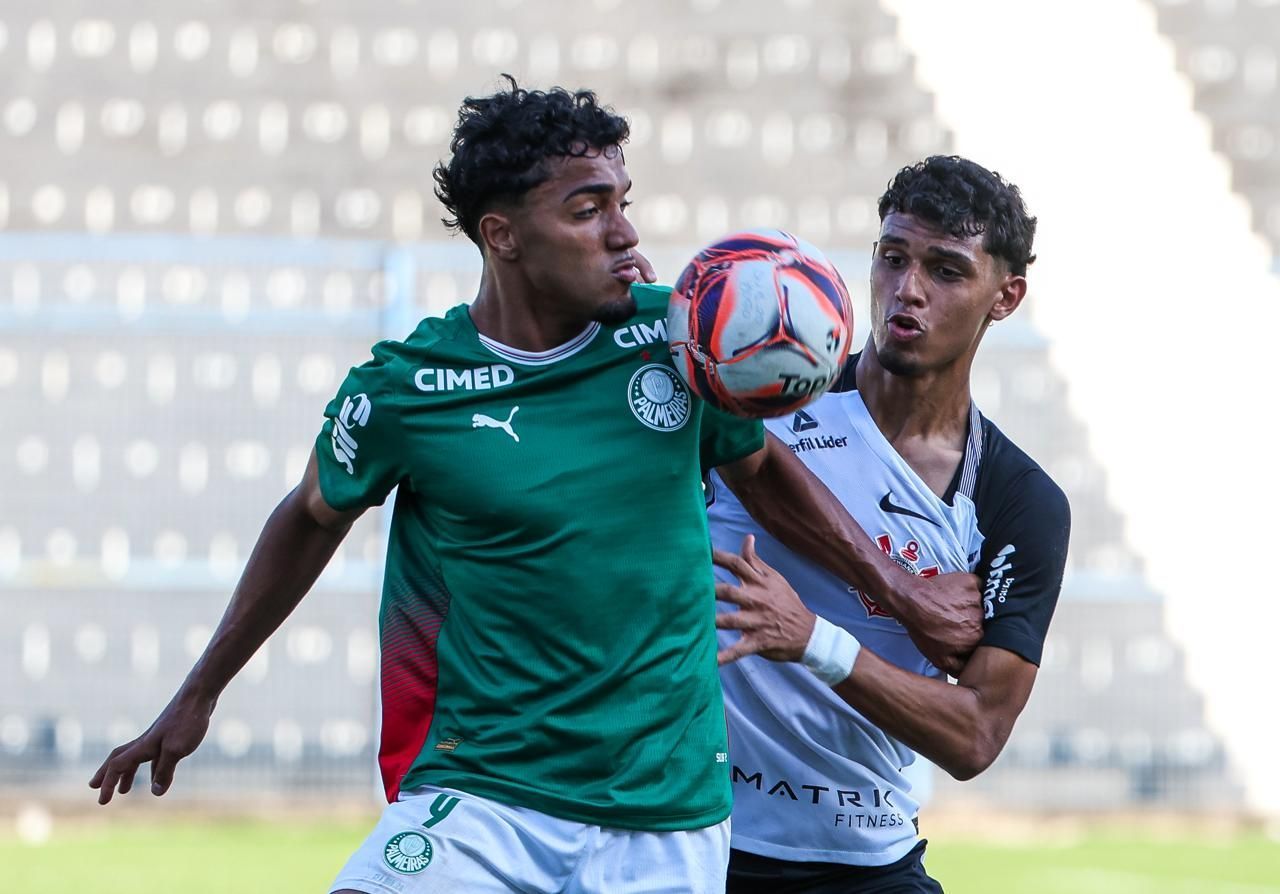 Palmeiras faz golaço no fim e bate Corinthians pelas quartas do Brasileiro Sub-20