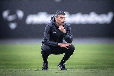 Pedro Emanuel no treinamento do Vasco
